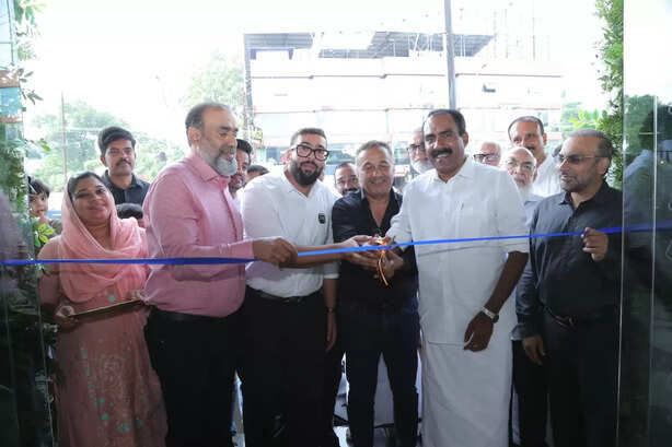 സ്റ്റാന്ലി ലൈഫ്സ്റ്റൈല്സിന്റ പുതിയ ഷോറും കമ്പനി സ്ഥാപകനും എംഡിയുമായ സുനില് സുരേഷ് ഉദ്ഘാടനം ചെയ്യുന്നു. ആലുവ എം എല് എ അന്വര് സാദത്ത്, സ്റ്റോര് പാര്ട്ട്ണര് നൂര് മുഹമ്മദ്, ബിലാല് നൂര് എന്നിവര് സമീപം.